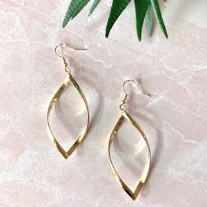 NEW Boutique Soft Gold Wavy Geometric Earrings